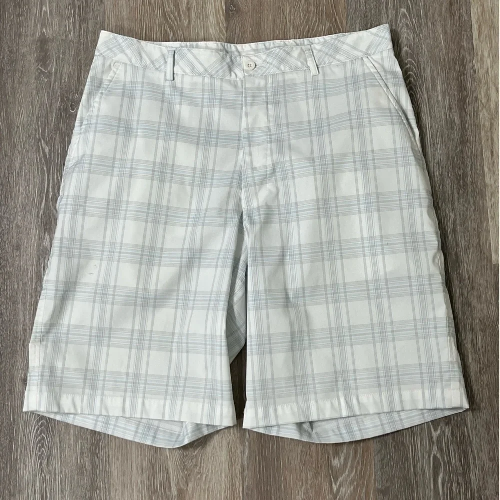 Bolle tech men’s plaid golf shorts, size 34.